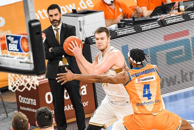GER, BBL, ratiopharm Ulm vs Basketball Löwen Braunschweig 15.02.2022, ratiopharm arena, Neu-Ulm, GER, BBL, ratiopharm Ulm vs Basketball Löwen Braunschweig, im Bild Martin Peterka (Braunschweig, 15), Jaron Blossomgame (Ulm, 4), im Hintergrund Jesus Ramirez (Braunschweig) nordphotoxGmbHx xHafner nph00200