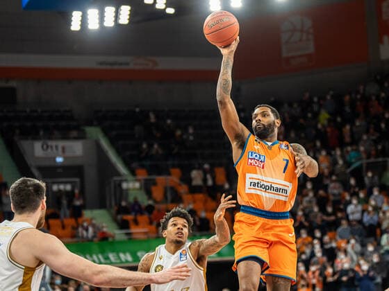 Sindarius Thornwell (Ratiopharm Ulm, 07) beim Korbleger, Ratiopharm Ulm vs. Basketball Loewen Braunschweig, Basketball, Maenner, 1. Bundesliga, 15.02.2022 EIBNER Michael Schmidt Ratiopharm Ulm vs. Basketball Loewen Braunschweig, Basketball, Maenner, 1. Bundesliga, 15.02.2022 Neu-Ulm Copyright: xEIBNER MichaelxSchmidtx EP_MST