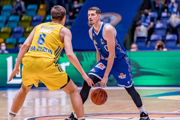 easycredit BBL, Fraport Skyliners vs. Alba Berlin, Frankfurt, Fraport Arena, 15.2.2022 Lukas Wank (Fraport Skyliners 0) & Malte Delow (Alba Berlin 6), Fraport Skyliners vs. Alba Berlin, Frankfurt, Fraport Arena, 15.2.2022 Copyright: xBEAUTIFULxSPORTS Gawlikx