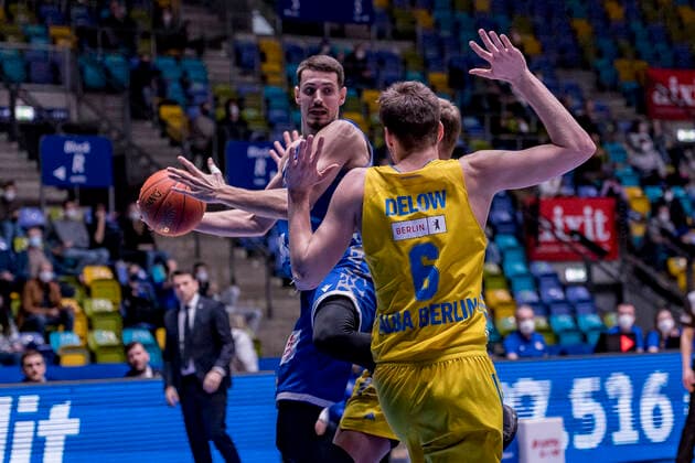 easycredit BBL, Fraport Skyliners vs. Alba Berlin, Frankfurt, Fraport Arena, 15.2.2022 Lukas Wank (Fraport Skyliners 0) & Malte Delow (Alba Berlin 6), Fraport Skyliners vs. Alba Berlin, Frankfurt, Fraport Arena, 15.2.2022 Copyright: xBEAUTIFULxSPORTS Gawlikx