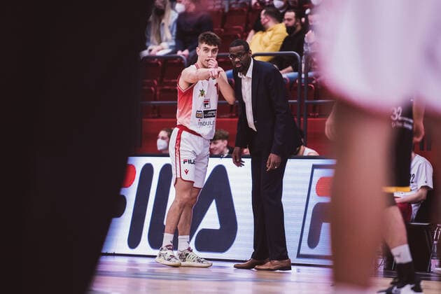ProA: 20. Spieltag - Artland Dragons vs. Tigers Tuebingen, 15.02.2022 Zachary Christopher Ensminger (Artland Dragons, 1), Julien Patrick Flomo (Artland Dragons, Head Coach); ProA: 20. Spieltag - Artland Dragons vs. Tigers Tuebingen am 15.02.2022 in Quakenbrueck (Artland Arena), Germany, Copyright: xBEAUTIFULxSPORTS Neddermannx