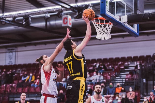 ProA: 20. Spieltag - Artland Dragons vs. Tigers Tuebingen, 15.02.2022 Adam Pechacek (Artland Dragons, 0), Mateo Seric (Tigers Tuebingen, 17); ProA: 20. Spieltag - Artland Dragons vs. Tigers Tuebingen am 15.02.2022 in Quakenbrueck (Artland Arena), Germany, Copyright: xBEAUTIFULxSPORTS Neddermannx