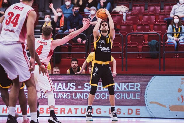 ProA: 20. Spieltag - Artland Dragons vs. Tigers Tuebingen, 15.02.2022 Erol Antonio Ersek (Tigers Tuebingen, 11), Thorben Doeding (Artland Dragons, 4); ProA: 20. Spieltag - Artland Dragons vs. Tigers Tuebingen am 15.02.2022 in Quakenbrueck (Artland Arena), Germany, Copyright: xBEAUTIFULxSPORTS Neddermannx