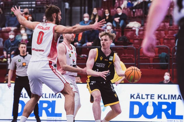 ProA: 20. Spieltag - Artland Dragons vs. Tigers Tuebingen, 15.02.2022 Adam Pechacek (Artland Dragons, 0), Timo Lanmueller (Tigers Tuebingen, 7); ProA: 20. Spieltag - Artland Dragons vs. Tigers Tuebingen am 15.02.2022 in Quakenbrueck (Artland Arena), Germany, Copyright: xBEAUTIFULxSPORTS Neddermannx