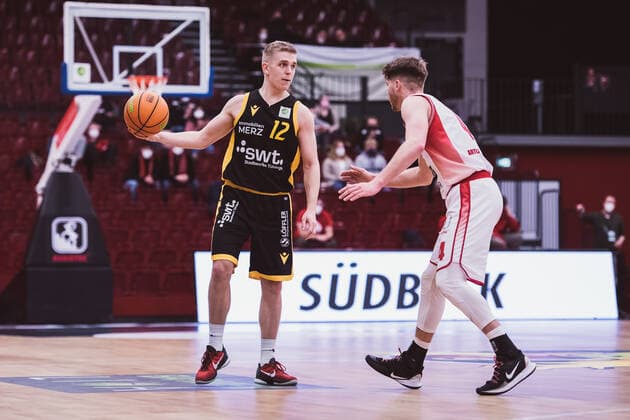 ProA: 20. Spieltag - Artland Dragons vs. Tigers Tuebingen, 15.02.2022 Aatu Albert Kivimaeki (Tigers Tuebingen, 12), Thorben Doeding (Artland Dragons, 4); ProA: 20. Spieltag - Artland Dragons vs. Tigers Tuebingen am 15.02.2022 in Quakenbrueck (Artland Arena), Germany, Copyright: xBEAUTIFULxSPORTS Neddermannx