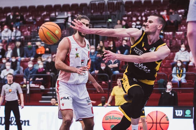 ProA: 20. Spieltag - Artland Dragons vs. Tigers Tuebingen, 15.02.2022 Adam Pechacek (Artland Dragons, 0), Daniel Keppeler (Tigers Tuebingen, 31); ProA: 20. Spieltag - Artland Dragons vs. Tigers Tuebingen am 15.02.2022 in Quakenbrueck (Artland Arena), Germany, Copyright: xBEAUTIFULxSPORTS Neddermannx