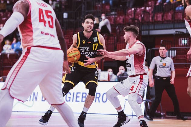 ProA: 20. Spieltag - Artland Dragons vs. Tigers Tuebingen, 15.02.2022 Mateo Seric (Tigers Tuebingen, 17), Thorben Doeding (Artland Dragons, 4); ProA: 20. Spieltag - Artland Dragons vs. Tigers Tuebingen am 15.02.2022 in Quakenbrueck (Artland Arena), Germany, Copyright: xBEAUTIFULxSPORTS Neddermannx