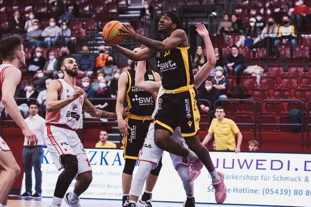 ProA: 20. Spieltag - Artland Dragons vs. Tigers Tuebingen, 15.02.2022 Isaiah Deion Crawley (Tigers Tuebingen, 53); ProA: 20. Spieltag - Artland Dragons vs. Tigers Tuebingen am 15.02.2022 in Quakenbrueck (Artland Arena), Germany, Copyright: xBEAUTIFULxSPORTS Neddermannx
