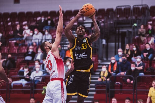 ProA: 20. Spieltag - Artland Dragons vs. Tigers Tuebingen, 15.02.2022 Taren Valdis Sullivan (Artland Dragons, 13), Isaiah Deion Crawley (Tigers Tuebingen, 53); ProA: 20. Spieltag - Artland Dragons vs. Tigers Tuebingen am 15.02.2022 in Quakenbrueck (Artland Arena), Germany, Copyright: xBEAUTIFULxSPORTS Neddermannx