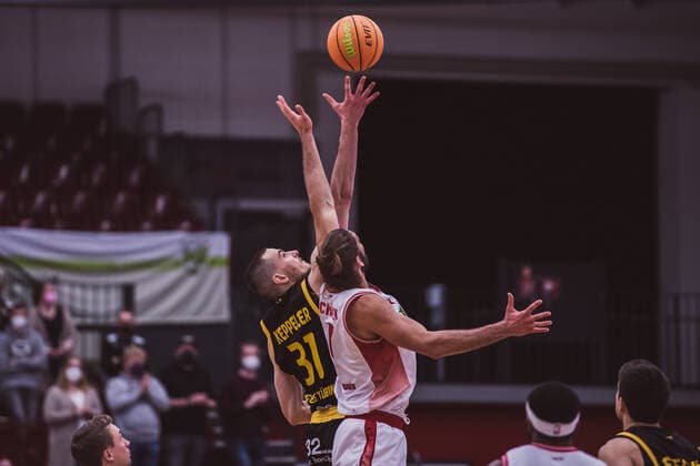 ProA: 20. Spieltag - Artland Dragons vs. Tigers Tuebingen, 15.02.2022 Daniel Keppeler (Tigers Tuebingen, 31), Adam Pechacek (Artland Dragons, 0); ProA: 20. Spieltag - Artland Dragons vs. Tigers Tuebingen am 15.02.2022 in Quakenbrueck (Artland Arena), Germany, Copyright: xBEAUTIFULxSPORTS Neddermannx