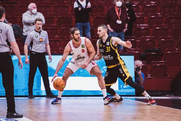 ProA: 20. Spieltag - Artland Dragons vs. Tigers Tuebingen, 15.02.2022 Adam Pechacek (Artland Dragons, 0), Daniel Keppeler (Tigers Tuebingen, 31); ProA: 20. Spieltag - Artland Dragons vs. Tigers Tuebingen am 15.02.2022 in Quakenbrueck (Artland Arena), Germany, Copyright: xBEAUTIFULxSPORTS Neddermannx