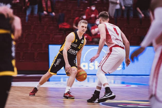 ProA: 20. Spieltag - Artland Dragons vs. Tigers Tuebingen, 15.02.2022 Aatu Albert Kivimaeki (Tigers Tuebingen, 12), Thorben Doeding (Artland Dragons, 4); ProA: 20. Spieltag - Artland Dragons vs. Tigers Tuebingen am 15.02.2022 in Quakenbrueck (Artland Arena), Germany, Copyright: xBEAUTIFULxSPORTS Neddermannx