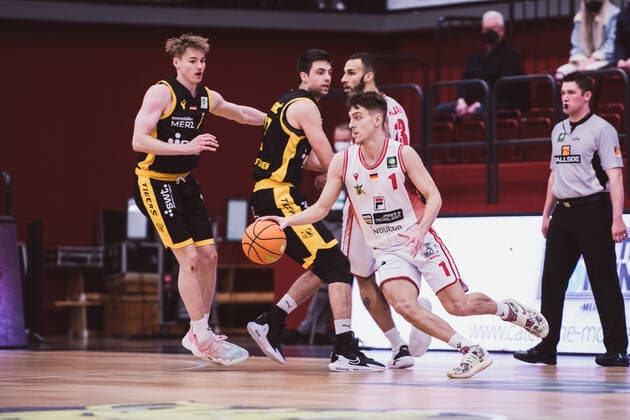 ProA: 20. Spieltag - Artland Dragons vs. Tigers Tuebingen, 15.02.2022 Timo Lanmueller (Tigers Tuebingen, 7), Mateo Seric (Tigers Tuebingen, 17), Taren Valdis Sullivan (Artland Dragons, 13), Zachary Christopher Ensminger (Artland Dragons, 1); ProA: 20. Spieltag - Artland Dragons vs. Tigers Tuebingen am 15.02.2022 in Quakenbrueck (Artland Arena), Germany, Copyright: xBEAUTIFULxSPORTS Neddermannx