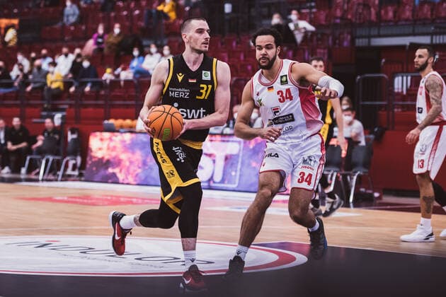 ProA: 20. Spieltag - Artland Dragons vs. Tigers Tuebingen, 15.02.2022 Daniel Keppeler (Tigers Tuebingen, 31), Akim-Jamal Jonah (Artland Dragons, 34); ProA: 20. Spieltag - Artland Dragons vs. Tigers Tuebingen am 15.02.2022 in Quakenbrueck (Artland Arena), Germany, Copyright: xBEAUTIFULxSPORTS Neddermannx