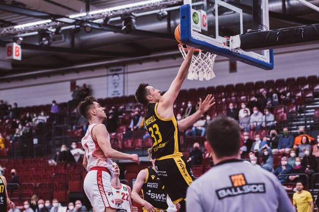 ProA: 20. Spieltag - Artland Dragons vs. Tigers Tuebingen, 15.02.2022 Zachary Christopher Ensminger (Artland Dragons, 1), Ryan Richard Mikesell (Tigers Tuebingen, 33); ProA: 20. Spieltag - Artland Dragons vs. Tigers Tuebingen am 15.02.2022 in Quakenbrueck (Artland Arena), Germany, Copyright: xBEAUTIFULxSPORTS Neddermannx