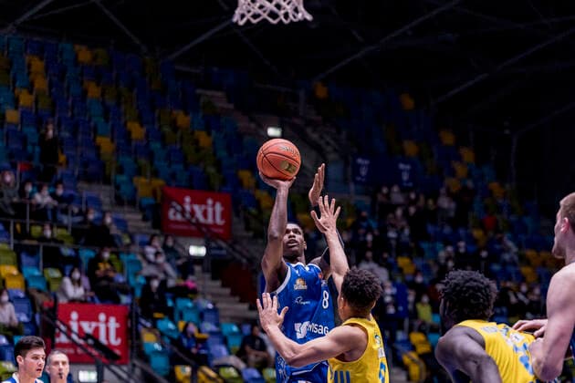 easycredit BBL, Fraport Skyliners vs. Alba Berlin, Frankfurt, Fraport Arena, 15.2.2022 Brancou Badio (Fraport Skyliners 8) & Maodo Lo (Alba Berlin 0), Fraport Skyliners vs. Alba Berlin, Frankfurt, Fraport Arena, 15.2.2022 Copyright: xBEAUTIFULxSPORTS Gawlikx