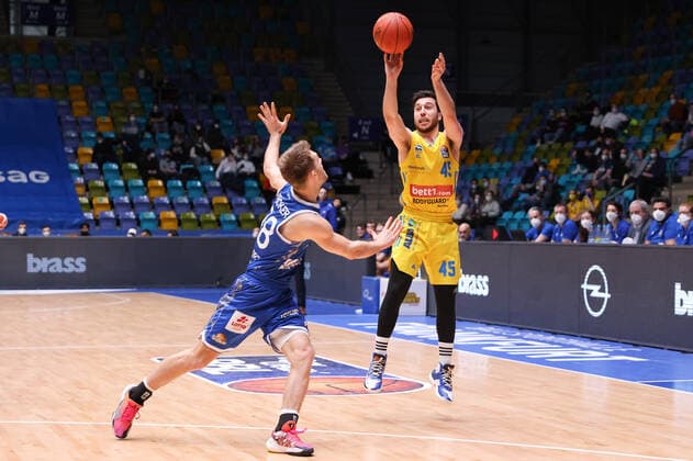 Fraport Skyliners - Alba Berlin, easyCredit-BBL Felix Hecker (Fraport Skyliners, 98) verteidigt gegen Tamir Blatt (Alba Berlin, 45). Basketball-Spiel der easyCredit BBL zwischen den Fraport Skyliners und Alba Berlin am 15. Februar 2022 in der Ballsporthalle in Frankfurt am Main., Frankfurt am Main Hessen Deutschland Ballsporthalle