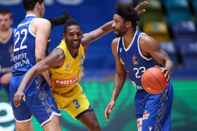 Fraport Skyliners - Alba Berlin, easyCredit-BBL Quantez Robertson (Fraport Skyliners, 23) am Ball, links wird Jaleen Smith (Alba Berlin, 3) von Brooks DeBisschop (Fraport Skyliners, 22) geblockt. Basketball-Spiel der easyCredit BBL zwischen den Fraport Skyliners und Alba Berlin am 15. Februar 2022 in der Ballsporthalle in Frankfurt am Main., Frankfurt am Main Hessen Deutschland Ballsporthalle