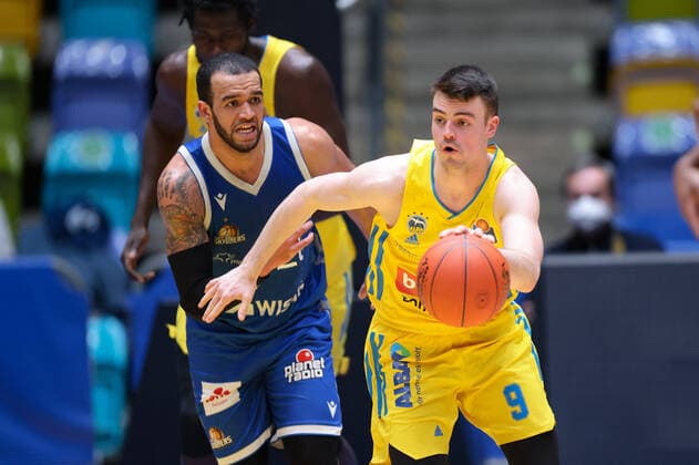 Fraport Skyliners - Alba Berlin, easyCredit-BBL Jonas Mattisseck (Alba Berlin, 9) verfolgt von Rasheed Moore (Fraport Skyliners, 20). Basketball-Spiel der easyCredit BBL zwischen den Fraport Skyliners und Alba Berlin am 15. Februar 2022 in der Ballsporthalle in Frankfurt am Main., Frankfurt am Main Hessen Deutschland Ballsporthalle