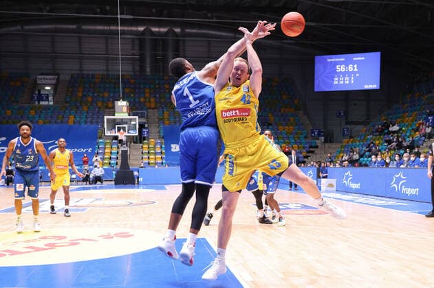 Fraport Skyliners - Alba Berlin, easyCredit-BBL Jamel McLean (Fraport Skyliners, 1) verteidigt erfolgreich gegen Luke Sikma (Alba Berlin, 43). Basketball-Spiel der easyCredit BBL zwischen den Fraport Skyliners und Alba Berlin am 15. Februar 2022 in der Ballsporthalle in Frankfurt am Main., Frankfurt am Main Hessen Deutschland Ballsporthalle