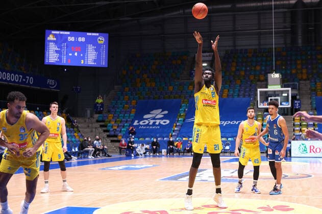 Fraport Skyliners - Alba Berlin, easyCredit-BBL Christ Koumadje (Alba Berlin, 21) mit einem Freiwurf. Basketball-Spiel der easyCredit BBL zwischen den Fraport Skyliners und Alba Berlin am 15. Februar 2022 in der Ballsporthalle in Frankfurt am Main., Frankfurt am Main Hessen Deutschland Ballsporthalle