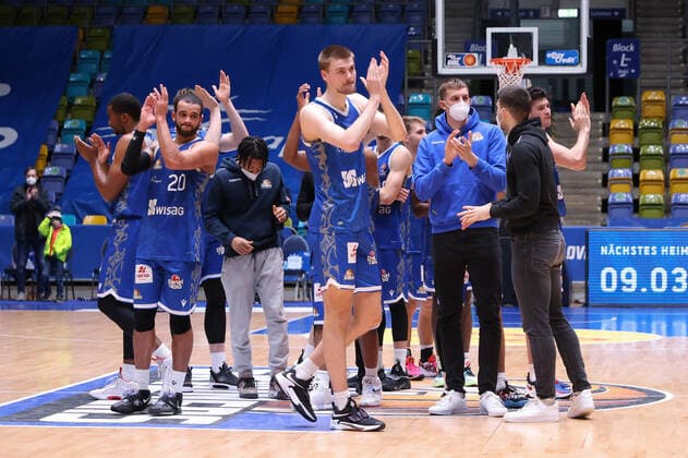 Fraport Skyliners - Alba Berlin, easyCredit-BBL Matt Haarms (Fraport Skyliners, 3) und seine Mitspieler bedanken sich bim Publikum für die Unterstützung. Basketball-Spiel der easyCredit BBL zwischen den Fraport Skyliners und Alba Berlin am 15. Februar 2022 in der Ballsporthalle in Frankfurt am Main., Frankfurt am Main Hessen Deutschland Ballsporthalle