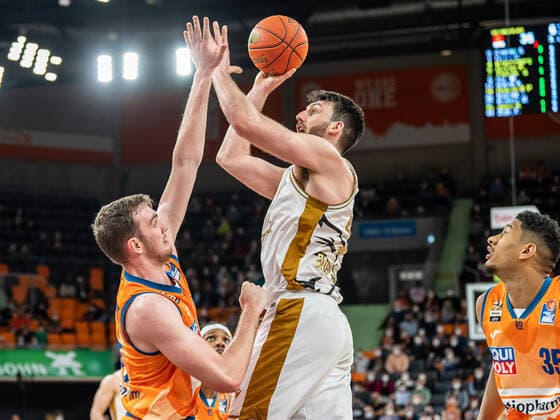 Owen Klassen (Basketball Loewen Braunschweig, 05) im direkten Duell mit Philipp Herkenhoff (Ratiopharm Ulm, 14), Ratiopharm Ulm vs. Basketball Loewen Braunschweig, Basketball, Maenner, 1. Bundesliga, 15.02.2022 EIBNER Michael Schmidt Ratiopharm Ulm vs. Basketball Loewen Braunschweig, Basketball, Maenner, 1. Bundesliga, 15.02.2022 Neu-Ulm Copyright: xEIBNER MichaelxSchmidtx EP_MST