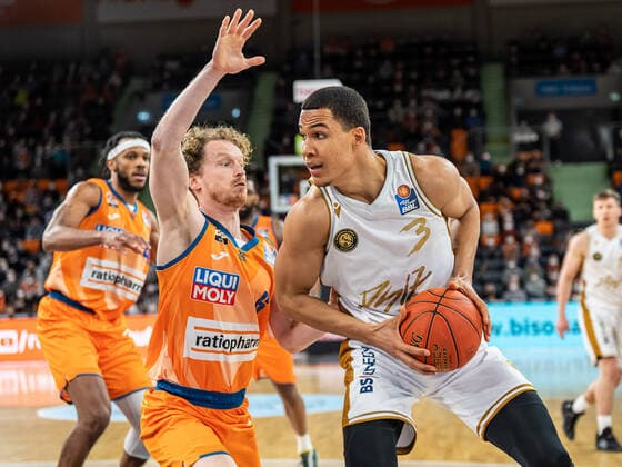 Nicholas Tischler (Basketball Loewen Braunschweig, 03) im Zweikampf mit Per Guenther (Ratiopharm Ulm, 06), Ratiopharm Ulm vs. Basketball Loewen Braunschweig, Basketball, Maenner, 1. Bundesliga, 15.02.2022 EIBNER Michael Schmidt Ratiopharm Ulm vs. Basketball Loewen Braunschweig, Basketball, Maenner, 1. Bundesliga, 15.02.2022 Neu-Ulm Copyright: xEIBNER MichaelxSchmidtx EP_MST