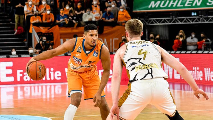 GER, BBL, ratiopharm Ulm vs Basketball Löwen Braunschweig 15.02.2022, ratiopharm arena, Neu-Ulm, GER, BBL, ratiopharm Ulm vs Basketball Löwen Braunschweig, im Bild Karim Jallow (Ulm, 35), Luc van Slooten (Braunschweig, 4) nordphotoxGmbHx xHafner nph00200
