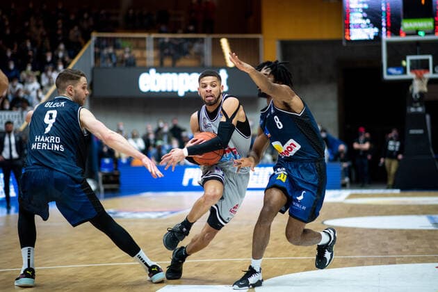 Kendale Deshawn McCullum (Jobstairs Gießen 46ers) im Zweikampf Fabian Bleck (HAKRO Merlins Crailsheim), Terrell Harris (HAKRO Merlins Crailsheim), HAKRO Merlins Crailsheim vs. Jobstairs Gießen 46ers, Basketball BBL Bundesliga, 22. Spieltag, 15.02.2022, Spielzeit 2021 2022 HAKRO Merlins Crailsheim vs. Jobstairs Gießen 46ers, Basketball BBL Bundesliga, 22. Spieltag, 15.02.2022, Spielzeit 2021 2022 Copyright: xEibner Memmlerx EP_MMR