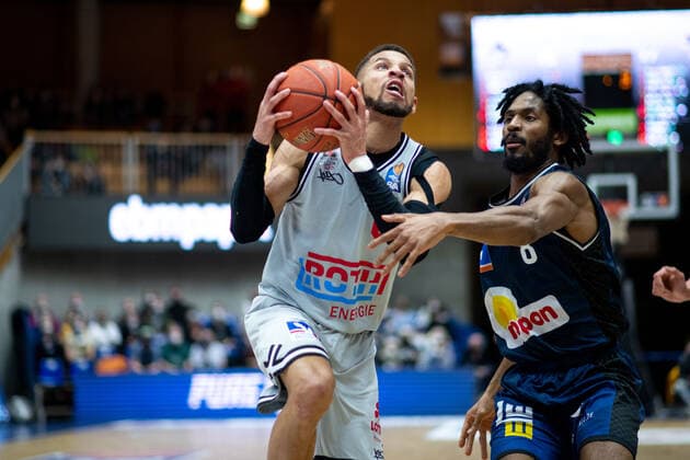 Kendale Deshawn McCullum (Jobstairs Gießen 46ers) am Korb gegen Terrell Harris (HAKRO Merlins Crailsheim), HAKRO Merlins Crailsheim vs. Jobstairs Gießen 46ers, Basketball BBL Bundesliga, 22. Spieltag, 15.02.2022, Spielzeit 2021 2022 HAKRO Merlins Crailsheim vs. Jobstairs Gießen 46ers, Basketball BBL Bundesliga, 22. Spieltag, 15.02.2022, Spielzeit 2021 2022 Copyright: xEibner Memmlerx EP_MMR