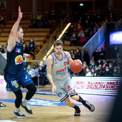 Florian Koch (Jobstairs Gießen 46ers) im Zweikampf Fabian Bleck (HAKRO Merlins Crailsheim), HAKRO Merlins Crailsheim vs. Jobstairs Gießen 46ers, Basketball BBL Bundesliga, 22. Spieltag, 15.02.2022, Spielzeit 2021 2022 HAKRO Merlins Crailsheim vs. Jobstairs Gießen 46ers, Basketball BBL Bundesliga, 22. Spieltag, 15.02.2022, Spielzeit 2021 2022 Copyright: xEibner Memmlerx EP_MMR