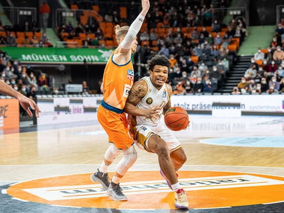 Tookie Brown (Basketball Loewen Braunschweig, 00) im Zweikampf mit Thomas Klepeisz (Ratiopharm Ulm, 22), Ratiopharm Ulm vs. Basketball Loewen Braunschweig, Basketball, Maenner, 1. Bundesliga, 15.02.2022 EIBNER Michael Schmidt Ratiopharm Ulm vs. Basketball Loewen Braunschweig, Basketball, Maenner, 1. Bundesliga, 15.02.2022 Neu-Ulm Copyright: xEIBNER MichaelxSchmidtx EP_MST