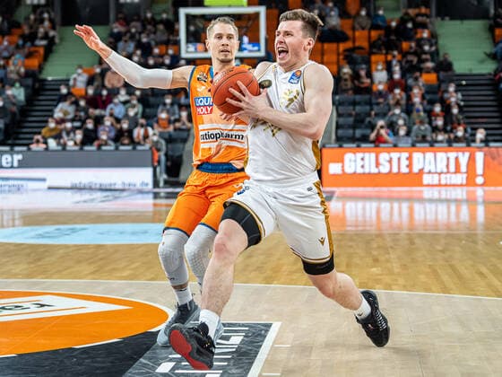 Ondrej Sehnal (Basketball Loewen Braunschweig, 19) mit Tempo gegen Thomas Klepeisz (Ratiopharm Ulm, 22), Ratiopharm Ulm vs. Basketball Loewen Braunschweig, Basketball, Maenner, 1. Bundesliga, 15.02.2022 EIBNER Michael Schmidt Ratiopharm Ulm vs. Basketball Loewen Braunschweig, Basketball, Maenner, 1. Bundesliga, 15.02.2022 Neu-Ulm Copyright: xEIBNER MichaelxSchmidtx EP_MST