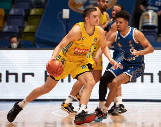 15.02.2022, xsltx, Basketball BBL Bundesliga, Frankfurt Skyliners - Alba Berlin emspor, v.l. Tim Schneider - PF (Alba Berlin), Len Adam Schoormann - Point Guard (Fraport Skyliners) (DFL DFB REGULATIONS PROHIBIT ANY USE OF PHOTOGRAPHS as IMAGE SEQUENCES and or QUASI-VIDEO) Frankfurt am Main