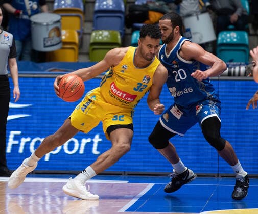 15.02.2022, xsltx, Basketball BBL Bundesliga, Frankfurt Skyliners - Alba Berlin emspor, v.l. Johannes Thiemann - PF C (Alba Berlin), Rasheed Moore - Power Forward (Fraport Skyliners) (DFL DFB REGULATIONS PROHIBIT ANY USE OF PHOTOGRAPHS as IMAGE SEQUENCES and or QUASI-VIDEO) Frankfurt am Main