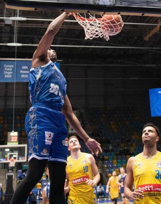15.02.2022, xsltx, Basketball BBL Bundesliga, Frankfurt Skyliners - Alba Berlin emspor, v.l. Dunk von Jamel McLean - Forward (Fraport Skyliners) (DFL DFB REGULATIONS PROHIBIT ANY USE OF PHOTOGRAPHS as IMAGE SEQUENCES and or QUASI-VIDEO) Frankfurt am Main