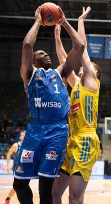 15.02.2022, xsltx, Basketball BBL Bundesliga, Frankfurt Skyliners - Alba Berlin emspor, v.l. Jamel McLean - Forward (Fraport Skyliners), Tim Schneider - PF (Alba Berlin) (DFL DFB REGULATIONS PROHIBIT ANY USE OF PHOTOGRAPHS as IMAGE SEQUENCES and or QUASI-VIDEO) Frankfurt am Main