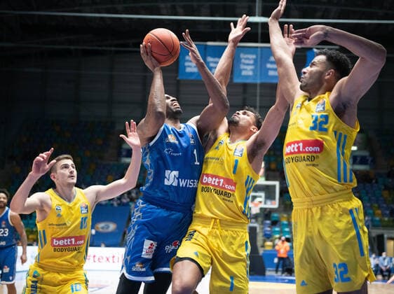 15.02.2022, xsltx, Basketball BBL Bundesliga, Frankfurt Skyliners - Alba Berlin emspor, v.l. Tim Schneider - PF (Alba Berlin), Jamel McLean - Forward (Fraport Skyliners), Oscar da Silva - PF C (Alba Berlin), Johannes Thiemann - PF C (Alba Berlin) (DFL DFB REGULATIONS PROHIBIT ANY USE OF PHOTOGRAPHS as IMAGE SEQUENCES and or QUASI-VIDEO) Frankfurt am Main