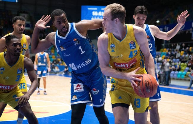 15.02.2022, xsltx, Basketball BBL Bundesliga, Frankfurt Skyliners - Alba Berlin emspor, v.l. Jaleen Smith - SG PG (Alba Berlin), Johannes Thiemann - PF C (Alba Berlin), Jamel McLean - Forward (Fraport Skyliners), Luke Sikma - PF (Alba Berlin), Brooks DeBisschop - Center (Fraport Skyliners) (DFL DFB REGULATIONS PROHIBIT ANY USE OF PHOTOGRAPHS as IMAGE SEQUENCES and or QUASI-VIDEO) Frankfurt am Main