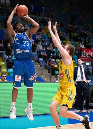 15.02.2022, xsltx, Basketball BBL Bundesliga, Frankfurt Skyliners - Alba Berlin emspor, v.l. Quantez Robertson - Shoot Guard (Fraport Skyliners), Malte Delow - SF SG (Alba Berlin) (DFL DFB REGULATIONS PROHIBIT ANY USE OF PHOTOGRAPHS as IMAGE SEQUENCES and or QUASI-VIDEO) Frankfurt am Main