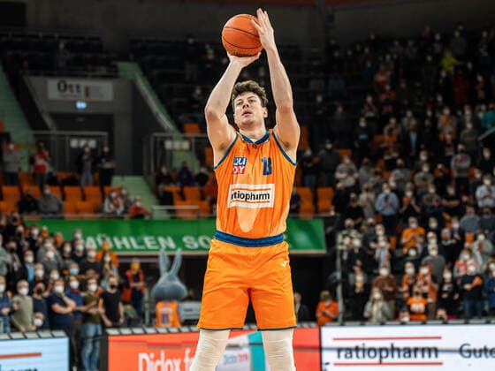 Nicolas Bretzel (Ratiopharm Ulm, 13) beim Wurf, Ratiopharm Ulm vs. Basketball Loewen Braunschweig, Basketball, Maenner, 1. Bundesliga, 15.02.2022 EIBNER Michael Schmidt Ratiopharm Ulm vs. Basketball Loewen Braunschweig, Basketball, Maenner, 1. Bundesliga, 15.02.2022 Neu-Ulm Copyright: xEIBNER MichaelxSchmidtx EP_MST