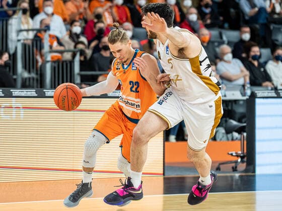 Thomas Klepeisz (Ratiopharm Ulm, 22) im Zweikampf mit Owen Klassen (Basketball Loewen Braunschweig, 05), Ratiopharm Ulm vs. Basketball Loewen Braunschweig, Basketball, Maenner, 1. Bundesliga, 15.02.2022 EIBNER Michael Schmidt Ratiopharm Ulm vs. Basketball Loewen Braunschweig, Basketball, Maenner, 1. Bundesliga, 15.02.2022 Neu-Ulm Copyright: xEIBNER MichaelxSchmidtx EP_MST