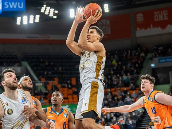 Brandon Tischler (Basketball Loewen Braunschweig, 13) beim Korbleger, Ratiopharm Ulm vs. Basketball Loewen Braunschweig, Basketball, Maenner, 1. Bundesliga, 15.02.2022 EIBNER Michael Schmidt Ratiopharm Ulm vs. Basketball Loewen Braunschweig, Basketball, Maenner, 1. Bundesliga, 15.02.2022 Neu-Ulm Copyright: xEIBNER MichaelxSchmidtx EP_MST