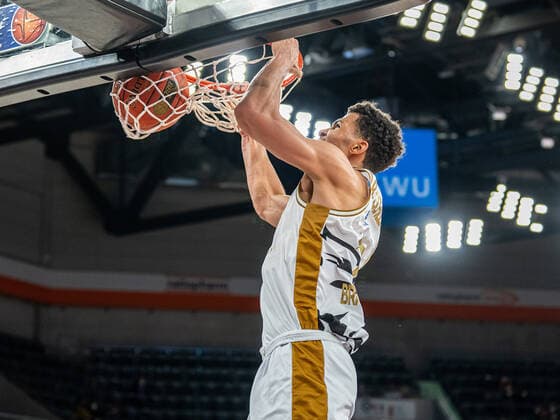 Brandon Tischler (Basketball Loewen Braunschweig, 13) beim Dunking, Ratiopharm Ulm vs. Basketball Loewen Braunschweig, Basketball, Maenner, 1. Bundesliga, 15.02.2022 EIBNER Michael Schmidt Ratiopharm Ulm vs. Basketball Loewen Braunschweig, Basketball, Maenner, 1. Bundesliga, 15.02.2022 Neu-Ulm Copyright: xEIBNER MichaelxSchmidtx EP_MST