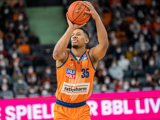 Karim Jallow (Ratiopharm Ulm, 35) beim Wurf, Ratiopharm Ulm vs. Basketball Loewen Braunschweig, Basketball, Maenner, 1. Bundesliga, 15.02.2022 EIBNER Michael Schmidt Ratiopharm Ulm vs. Basketball Loewen Braunschweig, Basketball, Maenner, 1. Bundesliga, 15.02.2022 Neu-Ulm Copyright: xEIBNER MichaelxSchmidtx EP_MST