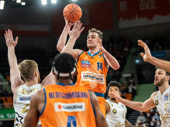 Philipp Herkenhoff (Ratiopharm Ulm, 14) beim Wurf, Ratiopharm Ulm vs. Basketball Loewen Braunschweig, Basketball, Maenner, 1. Bundesliga, 15.02.2022 EIBNER Michael Schmidt Ratiopharm Ulm vs. Basketball Loewen Braunschweig, Basketball, Maenner, 1. Bundesliga, 15.02.2022 Neu-Ulm Copyright: xEIBNER MichaelxSchmidtx EP_MST
