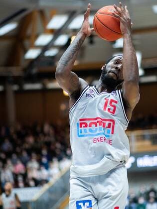 Jalon Demarco Miller (Jobstairs Gießen 46ers) am Ball, HAKRO Merlins Crailsheim vs. Jobstairs Gießen 46ers, Basketball BBL Bundesliga, 22. Spieltag, 15.02.2022, Spielzeit 2021 2022 HAKRO Merlins Crailsheim vs. Jobstairs Gießen 46ers, Basketball BBL Bundesliga, 22. Spieltag, 15.02.2022, Spielzeit 2021 2022 Copyright: xEibner Memmlerx EP_MMR