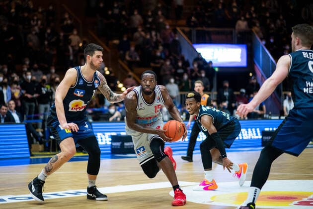 Jalon Demarco Miller (Jobstairs Gießen 46ers) im Zweikampf Bogdan Radosavljevic (HAKRO Merlins Crailsheim), HAKRO Merlins Crailsheim vs. Jobstairs Gießen 46ers, Basketball BBL Bundesliga, 22. Spieltag, 15.02.2022, Spielzeit 2021 2022 HAKRO Merlins Crailsheim vs. Jobstairs Gießen 46ers, Basketball BBL Bundesliga, 22. Spieltag, 15.02.2022, Spielzeit 2021 2022 Copyright: xEibner Memmlerx EP_MMR