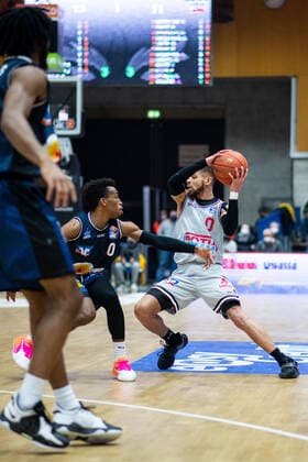 Kendale Deshawn McCullum (Jobstairs Gießen 46ers) im Zweikampf TJ Shorts (HAKRO Merlins Crailsheim), HAKRO Merlins Crailsheim vs. Jobstairs Gießen 46ers, Basketball BBL Bundesliga, 22. Spieltag, 15.02.2022, Spielzeit 2021 2022 HAKRO Merlins Crailsheim vs. Jobstairs Gießen 46ers, Basketball BBL Bundesliga, 22. Spieltag, 15.02.2022, Spielzeit 2021 2022 Copyright: xEibner Memmlerx EP_MMR
